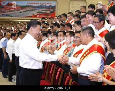 (160729) -- PEKING, 29. Juli 2016 -- der chinesische Präsident Xi Jinping (L, Front) und Premierminister Li Keqiang treffen sich mit Vertretern von Modellorganisationen und Einzelpersonen, die hier sind, um Auszeichnungen für die Förderung der militärisch-zivilen Solidarität in Peking, der Hauptstadt Chinas, zu erhalten, am 29. Juli 2016. )(mcg) CHINA-PEKING-XI JINPING-MILITÄR-ZIVILE SOLIDARITÄTSTREFFEN (CN) JuxPeng PUBLICATIONxNOTxINxCHN 160729 Peking Juli 29 2016 der chinesische Präsident Xi Jinping l Front und Premier Left Keqiang treffen sich mit Vertretern von Modellorganisationen und Einzelpersonen, die hier sind, um Auszeichnungen für die Förderung von MIZ zu erhalten Stockfoto