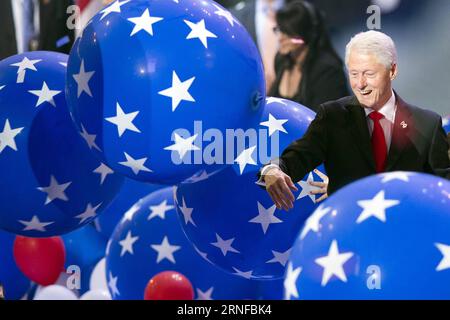 (160729)-- PHILADELPHIA, 29. Juli 2016 -- der ehemalige US-Präsident Bill Clinton spielt mit Ballons am Ende der U.S. Democratic National Convention 2016 im Wells Fargo Center, Philadelphia, Pennsylvania, USA am 28. Juli 2016. Die ehemalige US-Außenministerin Hillary Clinton akzeptierte am Donnerstag offiziell die Nominierung der Demokratischen Partei zum Präsidenten und versprach mehr wirtschaftliche Chancen für die Amerikaner und eine stetige Führung. )(zy) U.S.-PHILADELPHIA-DNC-HILLARY CLINTON LixMuzi PUBLICATIONxNOTxINxCHN 160729 Philadelphia Juli 29 2016 ehemaliger US-Präsident Bill CLINTON Verwaltung Stockfoto