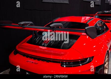 Roter Porsche 911 992 GT3 RS 2023 Rückansicht auf der 75 Jahre Porsche Sports Cars Jubiläumsshow im Juni 2023 in Sofia, Bulgarien, Osteuropa, Balkan, EU Stockfoto