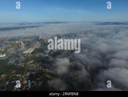 (160730) -- QINZHOU, 30. Juli 2016 -- Foto aufgenommen am 30. Juli 2016 zeigt die Stadt Qinzhou umhüllt von Nebel in der südchinesischen autonomen Region Guangxi Zhuang. )(wyo) CHINA-GUANGXI-QINZHOU-FOG (CN) HuangxXiaobang PUBLICATIONxNOTxINxCHN 160730 Qinzhou Juli 30 2016 Foto aufgenommen AM Juli 30 2016 zeigt die Stadt Qinzhou umhüllt von Nebel in Südchina S Guangxi Zhuang Autonome Region wyo China Guangxi Qinzhou Fog CN HuangxXiaobang PUxBLINNCHINN Stockfoto