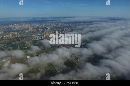 (160730) -- QINZHOU, 30. Juli 2016 -- Foto aufgenommen am 30. Juli 2016 zeigt die Stadt Qinzhou umhüllt von Nebel in der südchinesischen autonomen Region Guangxi Zhuang. )(wyo) CHINA-GUANGXI-QINZHOU-FOG (CN) HuangxXiaobang PUBLICATIONxNOTxINxCHN 160730 Qinzhou Juli 30 2016 Foto aufgenommen AM Juli 30 2016 zeigt die Stadt Qinzhou umhüllt von Nebel in Südchina S Guangxi Zhuang Autonome Region wyo China Guangxi Qinzhou Fog CN HuangxXiaobang PUxBLINNCHINN Stockfoto