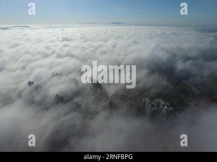 (160730) -- QINZHOU, 30. Juli 2016 -- Foto aufgenommen am 30. Juli 2016 zeigt die Stadt Qinzhou umhüllt von Nebel in der südchinesischen autonomen Region Guangxi Zhuang. )(wyo) CHINA-GUANGXI-QINZHOU-FOG (CN) HuangxXiaobang PUBLICATIONxNOTxINxCHN 160730 Qinzhou Juli 30 2016 Foto aufgenommen AM Juli 30 2016 zeigt die Stadt Qinzhou umhüllt von Nebel in Südchina S Guangxi Zhuang Autonome Region wyo China Guangxi Qinzhou Fog CN HuangxXiaobang PUxBLINNCHINN Stockfoto