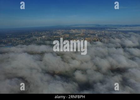 (160730) -- QINZHOU, 30. Juli 2016 -- Foto aufgenommen am 30. Juli 2016 zeigt die Stadt Qinzhou umhüllt von Nebel in der südchinesischen autonomen Region Guangxi Zhuang. )(wyo) CHINA-GUANGXI-QINZHOU-FOG (CN) HuangxXiaobang PUBLICATIONxNOTxINxCHN 160730 Qinzhou Juli 30 2016 Foto aufgenommen AM Juli 30 2016 zeigt die Stadt Qinzhou umhüllt von Nebel in Südchina S Guangxi Zhuang Autonome Region wyo China Guangxi Qinzhou Fog CN HuangxXiaobang PUxBLINNCHINN Stockfoto