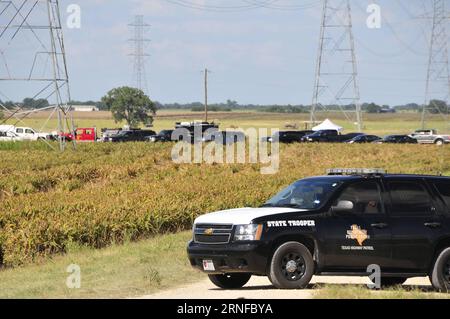 Heißluftballon-Unglück in Texas (160731) -- LOCKHART, 31. Juli 2016 -- lokale Polizei versiegelt die Stelle eines Ballonunfalls in der Nähe von Lockhart, einer Stadt im zentralen Teil des US-Bundesstaates Texas, am 30. Juli 2016. Das U.S. Texas Department of PUBLIC Safety hat bestätigt, dass am Samstagmorgen 16 Menschen getötet wurden, nachdem ein Heißluftballon in Brand geraten und in der Nähe von Lockhart abgestürzt war. Der Unfall ereignete sich kurz nach 7:40 Uhr Ortszeit am Samstag in der Nähe von Lockhart, als der Heißluftballon mit mindestens 16 Personen an Bord auf eine Weide stürzte, sagte die Federal Aviation Administration (FAA) in a s Stockfoto