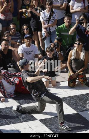 (160731) -- VANCOUVER, 31. Juli 2016 -- Eine Tänzerin tritt während des 5. Vancouver Street Dance Festivals auf, am Robson Square in Vancouver, Kanada, 30. Juli 2016. Etwa 100 Tänzer nahmen an der Veranstaltung Teil. ) (nxl) CANADA-VANCOUVER-CULTURE-STREET DANCE LiangxSen PUBLICATIONxNOTxINxCHN 160731 Vancouver Juli 31 2016 eine Tänzerin konzertiert während des 5. Vancouver Street Dance Festivals AUF dem Robson Square in Vancouver Kanada Juli 30 2016 rund 100 Tänzerinnen nahmen an der Veranstaltung nxl Canada Vancouver Culture Street Dance LiangxSen PUBLATIONxNOTxINxCHN Teil Stockfoto