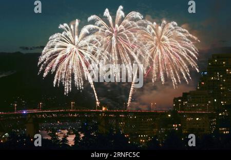 (160731) -- VANCOUVER, 30. Juli 2016 -- Disney Fireworks Team aus den Vereinigten Staaten zeigt sein Feuerwerk auf der 26. Vancouver Celebration of Light in Vancouver, Kanada, 30. Juli 2016. Das US-Feuerwerksteam aus Florida Disneyland zeigte sein Feuerwerk als letzte Show der 26. Vancouver Celebration of Light. )(Axy) CANADA-VANCOUVER-FIREWORKS LiangxSen PUBLICATIONxNOTxINxCHN 160731 Vancouver Juli 30 2016 Disney Fireworks Team aus den Vereinigten Staaten zeigt sein Feuerwerk AUF der 26. Vancouver Celebration of Light in Vancouver Kanada Juli 30 2016 das USA Fireworks Team aus Florida Disne Stockfoto