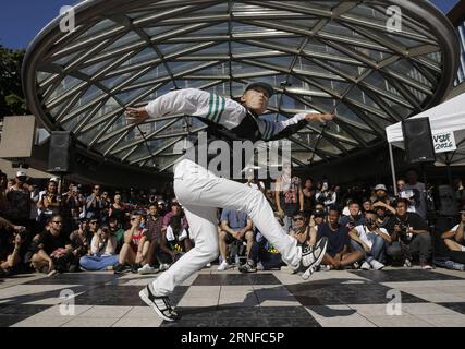 (160731) -- VANCOUVER, 31. Juli 2016 -- Eine Tänzerin tritt während des 5. Vancouver Street Dance Festivals auf, am Robson Square in Vancouver, Kanada, 30. Juli 2016. Etwa 100 Tänzer nahmen an der Veranstaltung Teil. ) (nxl) CANADA-VANCOUVER-CULTURE-STREET DANCE LiangxSen PUBLICATIONxNOTxINxCHN 160731 Vancouver Juli 31 2016 eine Tänzerin konzertiert während des 5. Vancouver Street Dance Festivals AUF dem Robson Square in Vancouver Kanada Juli 30 2016 rund 100 Tänzerinnen nahmen an der Veranstaltung nxl Canada Vancouver Culture Street Dance LiangxSen PUBLATIONxNOTxINxCHN Teil Stockfoto