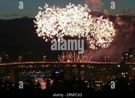 (160731) -- VANCOUVER, 30. Juli 2016 -- Disney Fireworks Team aus den Vereinigten Staaten zeigt sein Feuerwerk auf der 26. Vancouver Celebration of Light in Vancouver, Kanada, 30. Juli 2016. Das US-Feuerwerksteam aus Florida Disneyland zeigte sein Feuerwerk als letzte Show der 26. Vancouver Celebration of Light. )(Axy) CANADA-VANCOUVER-FIREWORKS LiangxSen PUBLICATIONxNOTxINxCHN 160731 Vancouver Juli 30 2016 Disney Fireworks Team aus den Vereinigten Staaten zeigt sein Feuerwerk AUF der 26. Vancouver Celebration of Light in Vancouver Kanada Juli 30 2016 das USA Fireworks Team aus Florida Disne Stockfoto