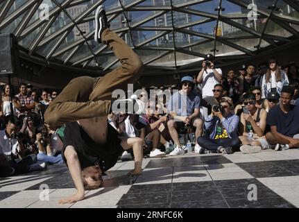 (160731) -- VANCOUVER, 31. Juli 2016 -- Eine Tänzerin tritt während des 5. Vancouver Street Dance Festivals auf, am Robson Square in Vancouver, Kanada, 30. Juli 2016. Etwa 100 Tänzer nahmen an der Veranstaltung Teil. ) (nxl) CANADA-VANCOUVER-CULTURE-STREET DANCE LiangxSen PUBLICATIONxNOTxINxCHN 160731 Vancouver Juli 31 2016 eine Tänzerin konzertiert während des 5. Vancouver Street Dance Festivals AUF dem Robson Square in Vancouver Kanada Juli 30 2016 rund 100 Tänzerinnen nahmen an der Veranstaltung nxl Canada Vancouver Culture Street Dance LiangxSen PUBLATIONxNOTxINxCHN Teil Stockfoto