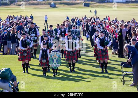 St. Andrews, Schottland. September 2023. Die St. Andrews Pipe Band spielt in den Teams zu Beginn der Eröffnungszeremonie des Walker Cup 2023. Großbritannien und Irland gehen diese Woche im 49. Walker Cup-Match gegen die Vereinigten Staaten von Amerika. Vor 100 Jahren wurde der Walker Cup erstmals in St. Andrews ausgetragen, da sich die beiden Seiten – bestehend aus zehn führenden männlichen Amateurgolfspielern – darauf vorbereiten, auf dem historischen Old Course zu kämpfen Stockfoto