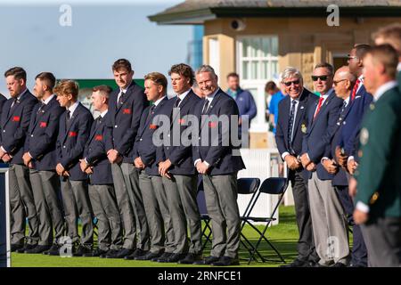 St. Andrews, Schottland. September 2023. Stuart Wilson lächelte mit dem GB&I Team auf der linken Seite während der Eröffnungszeremonie des Walker Cup 2023. Großbritannien und Irland gehen diese Woche im 49. Walker Cup-Match gegen die Vereinigten Staaten von Amerika. Vor 100 Jahren wurde der Walker Cup erstmals in St. Andrews ausgetragen, da sich die beiden Seiten – bestehend aus zehn führenden männlichen Amateurgolfspielern – darauf vorbereiten, auf dem historischen Old Course zu kämpfen Stockfoto