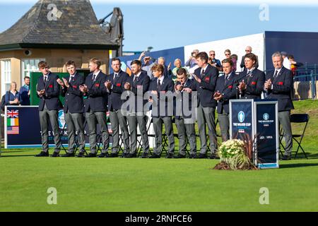 St. Andrews, Schottland. September 2023. Das GB&I Team applaudiert während der Eröffnungszeremonie des Walker Cup 2023. Großbritannien und Irland gehen diese Woche im 49. Walker Cup-Match gegen die Vereinigten Staaten von Amerika. Vor 100 Jahren wurde der Walker Cup erstmals in St. Andrews ausgetragen, da sich die beiden Seiten – bestehend aus zehn führenden männlichen Amateurgolfspielern – darauf vorbereiten, auf dem historischen Old Course zu kämpfen Stockfoto