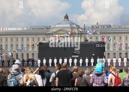 (160731) -- ST. PETERSBURG, 31. Juli 2016 -- Menschen beobachten das dieselelektrische U-Boot Krasnodar während der Feier des Navy Day auf der Newa in St. Petersburg, Russland, am 31. Juli 2016. Der Tag der Marine ist ein Nationalfeiertag in Russland, der normalerweise am letzten Sonntag im Juli stattfindet. )(zhf) RUSSLAND-ST. PETERSBURG-NAVY DAY-CELEBRATION LuxJinbo PUBLICATIONxNOTxINxCHN 160731 St. Petersburg Juli 31 2016 Prominente Sehen Sie sich das Diesel Electric Submarine Krasnodar während der Feier des Navy Day AUF dem Neva River in St Petersburg Russland AM 31 2016. Juli an der Navy Day IST ein National H Stockfoto