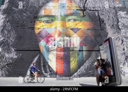 (160731) -- RIO DE JANEIRO, Juli 31,2016 -- Foto aufgenommen am Juli 31,2016 zeigt ein riesiges Graffiti-Gemälde auf dem Olympic Boulevard in Rio de Janeiro, Brasilien, 31. Juli 2016. Der brasilianische Graffiti-Künstler Eduardo Kobra beendete das Gemälde Tage vor der Eröffnung der Olympischen Spiele in Rio 2016. Das Kunstwerk ist fast 3.000 Quadratmeter groß und zeigt einheimische Gesichter aus fünf Kontinenten.) (SP)BRASILIEN-RIO DE JANEIRO-OLYMPISCHE SPIELE-GRAFFITI-GEMÄLDE WuxWei PUBLICATIONxNOTxINxCHN 160731 Rio de Janeiro Juli 31 2016 Foto aufgenommen AM Juli 31 2016 zeigt ein großes Graffiti-Gemälde AUF DEM Olympic Boulevard in Stockfoto