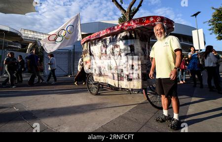 (160731) -- RIO DE JANEIRO, 31. Juli 2016 -- Chen Guanming posiert für ein Foto vor dem Maracana-Stadion in Rio de Janeiro, Brasilien, 31. Juli 2016. Der chinesische 60-jährige Bauer Chen Guanming fuhr nach Rio de Janeiro, um seine 3. Teilnahme an den Olympischen Spielen zu feiern. (SP)BRASILIEN-RIO DE JANEIRO-OLYMPISCHE SPIELE-CHINESISCHE FAMER-RIKSCHA-FAHRT WangxHaofei PUBLICATIONxNOTxINxCHN 160731 Rio de Janeiro Juli 31 2016 Chen posiert für ein Foto vor der Maracana-Bühne in Rio de Janeiro Brasilien Juli 31 2016 Chinesischer 60-jähriger Farmer Chen radelte nach Rio DE Janeiro, um seine 3. Teilnahme an der Olympischen Spiele zu feiern Spiele SP-BH Stockfoto