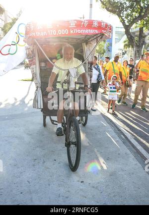 (160731) -- RIO DE JANEIRO, 31. Juli 2016 -- Chen Guanming reitet sein Dreirad vor dem Maracana-Stadion in Rio de Janeiro, Brasilien, 31. Juli 2016. Der chinesische 60-jährige Bauer Chen Guanming fuhr nach Rio de Janeiro, um seine 3. Teilnahme an den Olympischen Spielen zu feiern. (SP)BRASILIEN-RIO DE JANEIRO-OLYMPICS-CHINESISCHE FAMER-RIKSCHA-FAHRT WangxHaofei PUBLICATIONxNOTxINxCHN 160731 Rio de Janeiro Juli 31 2016 Chen reitet sein Dreirad vor der Maracana-Bühne in Rio de Janeiro Brasilien Juli 31 2016 Chinesischer 60-jähriger Farmer Chen radelte nach Rio DE Janeiro, um seine 3. Teilnahme an den Olympischen Spielen zu feiern SP B Stockfoto