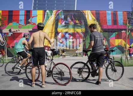 (160731) -- RIO DE JANEIRO, Juli 31,2016 -- Menschen beobachten ein riesiges Graffiti-Gemälde auf dem Olympic Boulevard in Rio de Janeiro, Brasilien, 31. Juli 2016. Der brasilianische Graffiti-Künstler Eduardo Kobra beendete das Gemälde Tage vor der Eröffnung der Olympischen Spiele in Rio 2016. Das Kunstwerk ist fast 3.000 Quadratmeter groß und zeigt einheimische Gesichter aus fünf Kontinenten.) (SP)BRASILIEN-RIO DE JANEIRO-OLYMPISCHE SPIELE-GRAFFITI-GEMÄLDE WuxWei PUBLICATIONxNOTxINxCHN 160731 Rio de Janeiro Juli 31 2016 Prominente Sehen Sie sich ein großes Graffiti-Gemälde AUF DEM Olympic Boulevard in Rio de Janeiro Brasilien AM 31 2016. Juli an Stockfoto