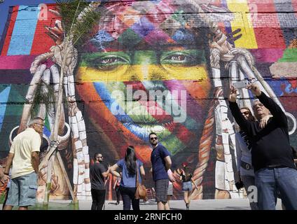 Bilder des Tages (160731) -- RIO DE JANEIRO, Juli 31,2016 -- Menschen beobachten ein gigantisches Graffiti-Gemälde auf dem Olympiakomben in Rio de Janeiro, Brasilien, 31. Juli 2016. Der brasilianische Graffiti-Künstler Eduardo Kobra beendete das Gemälde Tage vor der Eröffnung der Olympischen Spiele in Rio 2016. Das Kunstwerk ist fast 3.000 Quadratmeter groß und zeigt einheimische Gesichter aus fünf Kontinenten.) (SP)BRASILIEN-RIO DE JANEIRO-OLYMPICS-GRAFFITI-GEMÄLDE WuxWei PUBLICATIONxNOTxINxCHN Bilder der Tag 160731 Rio de Janeiro Juli 31 2016 Prominente Sehen Sie sich ein großes Graffiti-Gemälde AUF DEM Olympia-Boulevard in Rio de an Stockfoto