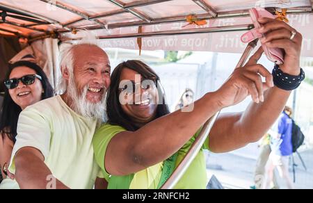 (160731) -- RIO DE JANEIRO, 31. Juli 2016 -- Chen Guanming posiert für ein Foto mit einem Einwohner in Rio de Janeiro, Brasilien, 31. Juli 2016. Der chinesische 60-jährige Bauer Chen Guanming fuhr nach Rio de Janeiro, um seine 3. Teilnahme an den Olympischen Spielen zu feiern. (SP)BRASILIEN-RIO DE JANEIRO-OLYMPISCHE SPIELE-CHINESISCHE FAMER-RIKSCHA-FAHRT WangxHaofei PUBLICATIONxNOTxINxCHN 160731 Rio de Janeiro Juli 31 2016 Chen posiert für ein Foto mit einem Einwohner in Rio de Janeiro Brasilien Juli 31 2016 Chinesischer 60-jähriger Farmer Chen radelte nach Rio de Janeiro, um seine 3. Teilnahme an der Olympischen Spiele zu feiern Games SP Brasilien Rio de J Stockfoto