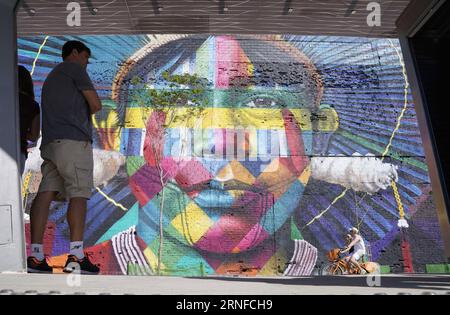 (160731) -- RIO DE JANEIRO, Juli 31,2016 -- Foto aufgenommen am Juli 31,2016 zeigt ein riesiges Graffiti-Gemälde auf dem Olympic Boulevard in Rio de Janeiro, Brasilien. Der brasilianische Graffiti-Künstler Eduardo Kobra beendete das Gemälde Tage vor der Eröffnung der Olympischen Spiele in Rio 2016. Das Kunstwerk ist fast 3.000 Quadratmeter groß und zeigt einheimische Gesichter aus fünf Kontinenten.) (SP)BRASILIEN-RIO DE JANEIRO-OLYMPISCHE SPIELE-GRAFFITI-GEMÄLDE WuxWei PUBLICATIONxNOTxINxCHN 160731 Rio de Janeiro Juli 31 2016 Foto aufgenommen AM Juli 31 2016 zeigt ein großes Graffiti-Gemälde AUF DEM Olympischen Boulevard in Rio de Janeiro Stockfoto