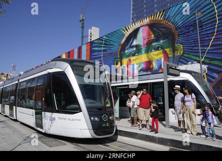 (160731) -- RIO DE JANEIRO, Juli 31,2016 -- Foto aufgenommen am 31. Juli 2016 zeigt ein riesiges Graffiti-Gemälde auf dem Olympic Boulevard in Rio de Janeiro, Brasilien. Der brasilianische Graffiti-Künstler Eduardo Kobra beendete das Gemälde Tage vor der Eröffnung der Olympischen Spiele in Rio 2016. Das Kunstwerk ist fast 3.000 Quadratmeter groß und zeigt einheimische Gesichter aus fünf Kontinenten.) (SP)BRASILIEN-RIO DE JANEIRO-OLYMPISCHE SPIELE-GRAFFITI-GEMÄLDE WuxWei PUBLICATIONxNOTxINxCHN 160731 Rio de Janeiro Juli 31 2016 Foto aufgenommen AM Juli 31 2016 zeigt ein großes Graffiti-Gemälde AUF DEM Olympischen Boulevard in Rio de Janeiro Stockfoto