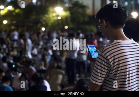 Bilder des Tages HONG KONG, Ein Mann spielt Pokemon Go in einem Park in Tin Shui Wai im südchinesischen Hong Kong, 31. Juli 2016. Nachdem Pokemon Go am 25. Juli in Hongkong gestartet wurde, wurden Spieler in Hongkong in dieser Pokemon-suchenden Wut verwöhnt. )(wjq) CHINA-HONG KONG-POKEMON GO-FAD (CN) NgxWingxKin PUBLICATIONxNOTxINxCHN Images der Tag, an dem ein Mann in Hongkong Pokemon Go in einem Park in Tin Shui Wai von Südchina SPIELT Hong Kong Juli 31 2016 nachdem Pokemon Go in Hongkong AM 25. Juli in Hongkong gestartet wurde, wurden die Spieler in Hongkong verwöhnt in dieser Pokemon-Suche wjq China Hong Kong Pokemon Go FAD CN NgxW Stockfoto