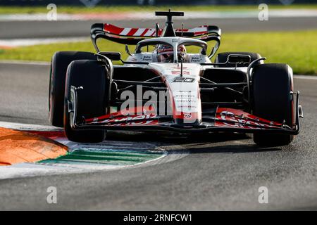 Monza, Italie. September 2023. 20 MAGNUSSEN Kevin (den), Haas F1 Team VF-23 Ferrari, Action während des Formel-1-Grand-Prix 2023 von Pirelli Grand Premio d'Italia, 14. Runde der Formel-1-Weltmeisterschaft 2023 vom 1. Bis 3. September 2023 auf dem Autodromo Nazionale di Monza in Monza, Italien - Foto DPPI Credit: DPPI Media/Alamy Live News Stockfoto