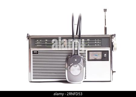 Oldtimer-Transistorradio mit Kopfhörern. Stockfoto
