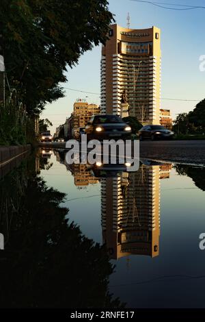 Bukarest, Rumänien - 14. August 2023: Grand Hotel Bukarest, in einer Pfütze reflektiert, ehemaliges InterContinental, eines der schönsten Gebäude von RO Stockfoto