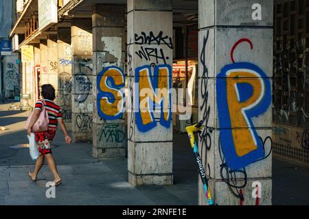 Bukarest, Rumänien - 14. August 2023: Mit Graffiti bemaltes Gebäude an einer Straße in der Innenstadt von Bukarest. Stockfoto