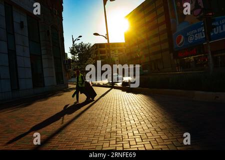 Bukarest, Rumänien - 14. August 2023: Eine Frau in den frühen Morgenstunden in der Innenstadt von Bukarest. Stockfoto