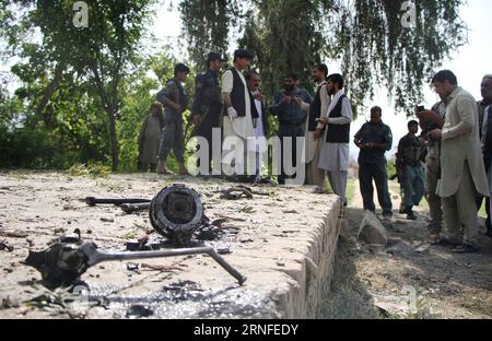 Bilder des Tages Bombenanschlag im Osten Afghanistans (160804) -- MEHTARLAM, 4. Aug. 2016 -- afghanische Sicherheitskräfte inspizieren den Ort einer Explosion in Mehtarlam, Hauptstadt der Provinz Laghman, Afghanistan, 4. Aug. 2016. Eine Person wurde getötet und fünf weitere wurden bei einem Bombenanschlag auf einen Beamten der Provinz Mehtaralm, der Hauptstadt der ostafghanischen Provinz Laghman, am Donnerstag verwundet, sagten Quellen. )(yk) AFGHANISTAN-LAGHMAN-BLAST RahmanxSafi PUBLICATIONxNOTxINxCHN Images the Day Bombarding in East Afghanistan 160804. August 4 2016 Mitglieder der afghanischen Sicherheitskräfte inspizieren den Ort einer Explosion Stockfoto