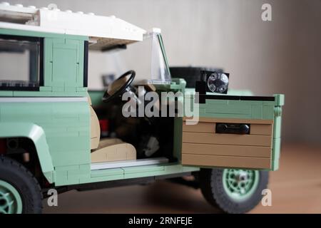 Lego Defender, Land Rover Classic Defender 90. Green Car lego mit Details. Stockfoto