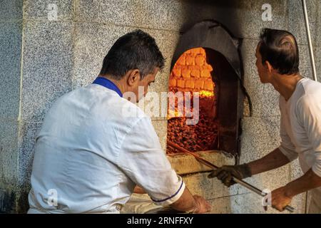 Shiraz, Iran- 31. Dezember 2022: Die Arbeit der Bäcker (Ovenmans) im Brotofen. Eine Reihe verschiedener Panifizierungen Stockfoto