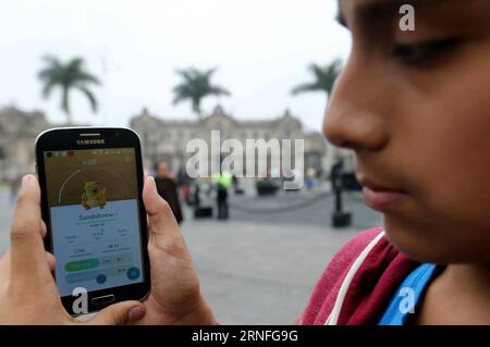 (160808) -- LIMA, 8. August 2016 -- Ein Knabe spielt Pokemon Go am 7. August 2016 auf seinem Smartphone auf der Plaza Mayor in Lima, der Hauptstadt Perus. Pokemon Go ist ein beliebtes Augmented-Reality-Spiel, das auf Smartphones und Tablets gespielt wird. In diesem Spiel müssen Spieler ihre Umgebung erkunden, um Kreaturen zu finden, sie zu trainieren und sie gegen andere Spieler zu verwenden. Norman Cordova/) (egp) (Ah) (syq) PERU-LIMA-POKEMON GO ANDINA PUBLICATIONxNOTxINxCHN 160808 Lima 8. August 2016 ein Jugendlicher SPIELT Pokemon Go AUF seinem Smartphone AM Plaza Mayor in Lima Hauptstadt von Peru AM 7. August 2016 Pokemon Go IST ein beliebtes Augment Stockfoto