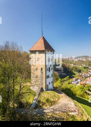 Freiburg, Schweiz - 28. April 2022: Luftbild des Mitte des 13. Jahrhunderts erbauten Duerrenbuehl-Turms. Das Tor und der Turm waren bu Stockfoto