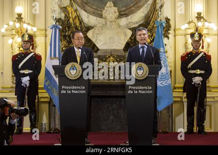 (160808) -- BUENOS AIRES, 8. August 2016 -- der argentinische Präsident Mauricio Macri (R, Front) und der Generalsekretär der Vereinten Nationen Ban Ki-moon (L, Front) sprechen am 8. August 2016 in der Weißen Halle des Rosa Hauses in Buenos Aires, der Hauptstadt Argentiniens. ) (jp) (Ah) ARGENTINIEN-BUENOS AIRES-UN-POLITICS-VISIT MARTINxZABALA PUBLICATIONxNOTxINxCHN 160808 Buenos Aires 8. August 2016 ARGENTINISCHER Präsident Mauricio Macri Front und der Generalsekretär der Vereinten Nationen Ban KI Moon l Front sprechen eine Pressekonferenz in der Weißen Halle des Rosa Hauses in Buenos Aires, Hauptstadt von Argenti Stockfoto