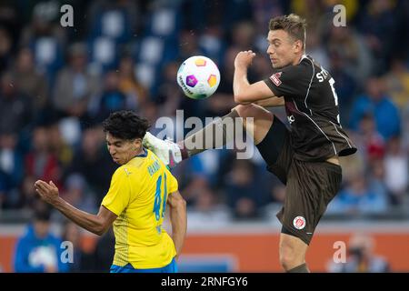 Brunswick, Deutschland. September 2023. Fußball: 2. Bundesliga, Eintracht Braunschweig - FC St. Pauli, 5. Spieltag, Eintracht-Stadion. St. Paulis Hauke Wahl (r) und Braunschweigs Johan Gomez kämpfen um den Ball. Credit: Swen Pförtner/dpa - WICHTIGER HINWEIS: gemäß den Anforderungen der DFL Deutsche Fußball Liga und des DFB Deutscher Fußball-Bund ist es untersagt, im Stadion und/oder im Spiel aufgenommene Fotografien in Form von Sequenzbildern und/oder videoähnlichen Fotoserien zu nutzen oder nutzen zu lassen./dpa/Alamy Live News Stockfoto