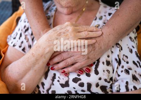 Eine Reife Frau, Die Sich Zu Hause Um Eine Ältere Frau Kümmert. Stockfoto