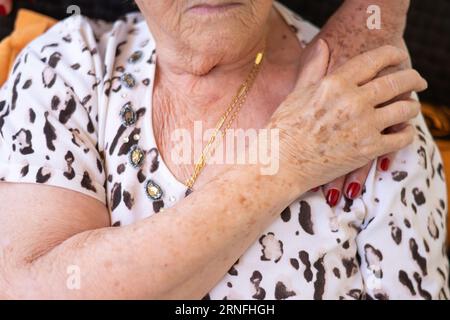 Eine Reife Frau, Die Sich Zu Hause Um Eine Ältere Frau Kümmert. Stockfoto