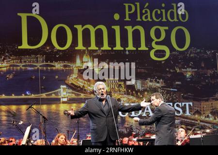 (160811) -- BUDAPEST, 10. August 2016 -- der spanische Tenor Placido Domingo gibt am 10. August 2016 ein Konzert in Budapest, Ungarn. )(hy) UNGARN-BUDAPEST-SPANIEN-KONZERT CsabaxDomotor PUBLICATIONxNOTxINxCHN 160811 Budapest 10. August 2016 Spanischer Tenor Placido Domingo gibt ein Konzert in Budapest Ungarn AM 10. August 2016 Hy Ungarn Budapest Spanien Konzert CSABAxDOMOTOR PUBLICATIONxNOTxINxCHN Stockfoto