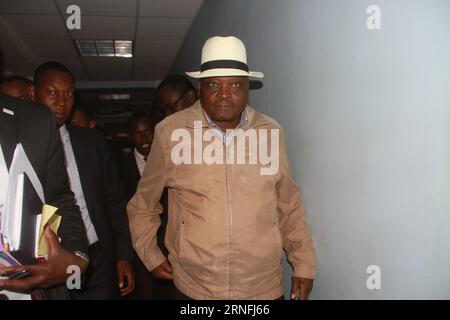 (160810) -- NAIROBI, 10. August 2016 -- Michael Rotich (R), Trainer der kenianischen Leichtathletik-Mannschaft, nimmt am 9. August 2016 an einer Gerichtssitzung in den Milimani Law Courts in Nairobi, der Hauptstadt Kenias, Teil. Michael Rotich, der aus Rio de Janeiro zurückgerufen wurde, verlangte Geld von britischen Journalisten, die sich als Trainer ausgeben, um Athleten vor drohenden Dopingtests zu warnen. ) KENIA-NAIROBI-DOPING ANSCHULDIGUNGEN-ATHLETIC TEAM MANAGER-COURT SESSION FredxMutune PUBLICATIONxNOTxINxCHN 160810 Nairobi 10. August 2016 Kenia Olympics Athletic Team Manager Michael Rotich r nimmt an einer Court Session IM Milimani La Teil Stockfoto