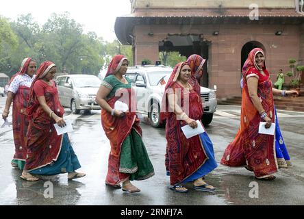 (160811) -- NEU DELHI, 11. August 2016 -- Frauen in traditioneller Kleidung aus dem Bezirk Jhunjhunu in Rajasthan warten auf die Monsunsitzung im indischen parlamentsgebäude in Neu Delhi, Indien, am 11. August 2016. ) (wtc) INDIEN-NEU DELHI-PARLAMENT-FRAUEN ZUSCHAUER Stringer PUBLICATIONxNOTxINxCHN 160811 Neu Delhi 11. August 2016 Frauen gekleidet mit traditioneller Kleidung aus JHUNJHUNU Bezirk von Rajasthan Warten Sie in Übereinstimmung mit der Monsun Sitzung im indischen Parlament in Neu Delhi Indien AM 11. August 2016 WTC Indien Neu Delhi Parlament Frauen Spectator Stringer PUBLTxCHINN Stockfoto