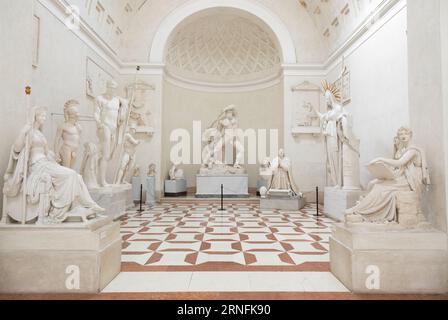 Possagno, Italien - Juni 2022: Antonio Canova Museum. Inneneinrichtung der Galerie mit antiken Statuen Stockfoto