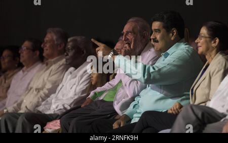 Bilder des Tages (160814) -- HAVANNA, 13. August 2016 -- das Foto von Cubadebate zeigt Kubas Revolutionsführer Fidel Castro (3. R), zusammen mit dem venezolanischen Präsidenten Nicolas Maduro (2. R), bei einer Gala zu seinem 90. Geburtstag im Karl-Marx-Theater in Havanna, der Hauptstadt Kubas, am 13. August 2016. Ismael Francisco/Cubadebate)(hy) MADATORY CREDIT NO FILE-NO SALE ONLY FOR REDAKTIONELLE Use CUBA-HAVANA-POLITICS-FIDEL CASTRO-BIRTHDAY e CUBADEBATE PUBLICATIONxNOTxINxCHN Images The Day 160814 Havana 13. August 2016 Foto bereitgestellt von Cubadebate zeigt Kuba S Revolutionary Leader Fidel Castro 3 Stockfoto