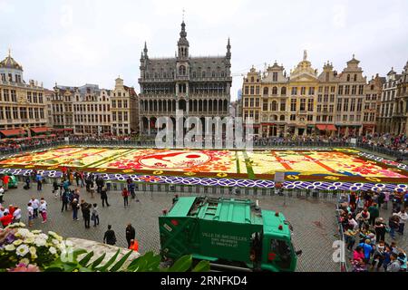 Das Foto vom 12. August 2016 zeigt den Blumenteppich am Grand Place in Brüssel, Belgien. ) WÖCHENTLICHE AUSWAHL VON XINHUA FOTO GongxBing PUBLICATIONxNOTxINxCHN Foto aufgenommen AM 12. August 2016 zeigt den Blumenteppich AUF dem Grand Place in Brüssel Belgien wöchentliche Auswahl von XINHUA Photo GongxBing PUBLICATIONxNOTxINxCHN Stockfoto