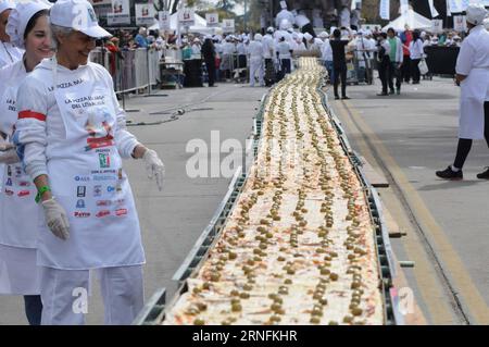 (160815) -- ROSARIO, 14. August 2016 -- Pizzamacher, Köche und Konditoren feiern die Fertigstellung der längsten Pizza der Litoral in Rosario, Argentinien, 14. August 2016. Zehn Pizzameister, zusammen mit etwa 200 freiwilligen Köchen und Mitgliedern der Union der Konditoren von Rosario, nahmen an der Herstellung der 110 Meter langen Pizza Teil. (Zjy) ARGENTINA-ROSARIO-PIZZA-110 METERS TELAM PUBLICATIONxNOTxINxCHN 160815 Rosario 14. August 2016 Pizzamacher Köche und Konditoren feiern die Fertigstellung der LÄNGSTEN Pizza der Litoral in Rosario Argentinien 14. August 2016 zehn Master Pizza Maker Toge Stockfoto