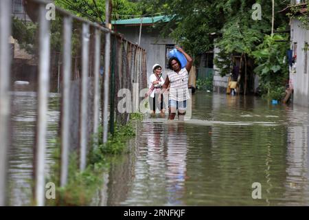 DIE PHILIPPINEN-BULACAN PROVINZ-ÜBERSCHWEMMUNGEN (160814) -- BULACAN, 14. August 2016 (Xinhua) -- Bewohner waten durch die Fluten, die durch die Monsunregen in der Bulacan Provinz, die Philippinen, 14. August 2016 gebracht wurden. Mindestens fünf Menschen wurden getötet und mehr als 70.000 Menschen wurden aufgrund von Monsunregen vertrieben, die in den letzten Tagen hauptsächlich den nördlichen Teil der Philippinen, einschließlich Metro Manila, betrafen, teilte die staatliche Katastrophenschutzbehörde am Sonntag mit. (Xinhua/Rouelle Umali) (wtc) PUBLICATIONxINxGERxSUIxHUNxONLY XinhuaxNewsxAgency die Philippinen Bulacan Province Flutkatastrophe 160814 Bulacan 14. August Stockfoto