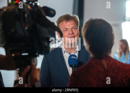 ENSCHEDE, NIEDERLANDE - 05. JUL 2020: Der niederländische Politiker Pieter Omtzigt ist der beliebteste Politiker im Repräsentantenhaus. Stockfoto