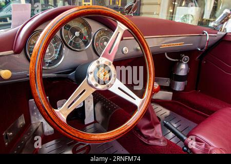 Ein makelloser Vintage-Porsche vor der Hôtel Eremitage in Monte-Carlo, Monaco, Frankreich Stockfoto